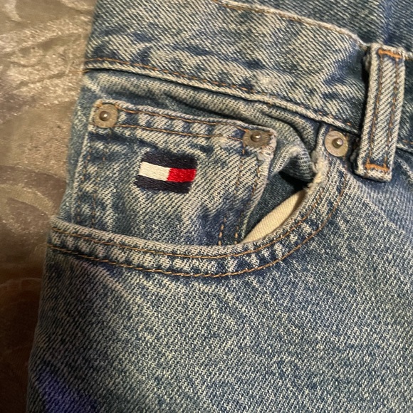 Vintage women’s 90s Tommy Hilfiger denim shorts - Picture 3 of 5